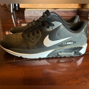 Men’s NIKE AIR MAX Golf shoes, size 10.5, lightly used.